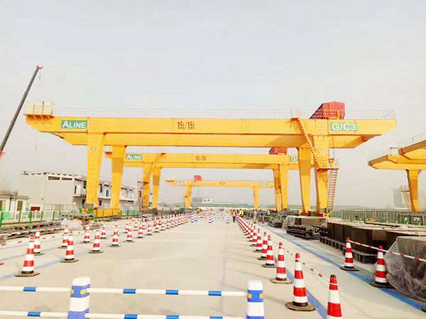 集裝箱門(mén)式起重機(jī)